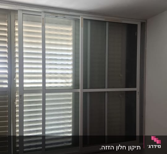 חלון זכוכית עם תריסים בחדר